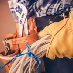 Pomocnik elektryka co robi? Odkryj jego kluczowe obowiązki i umiejętności