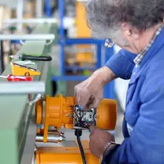 Jak zostać elektrykiem po liceum i uniknąć błędów w karierze