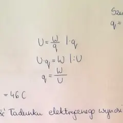 Obliczenia fizyczne pokazują wzór na napięcie i wyznaczają ładunek q=46C.
