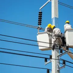 Ile zarabia pomocnik elektryka? Zaskakujące różnice w wynagrodzeniu