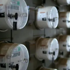 Rząd liczników energii elektrycznej, gotowych do przepisania przez Enea.