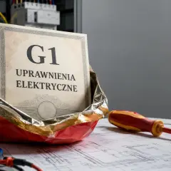 Certyfikat "G1 Uprawnienia Elektryczne" w paczce chipsów, obok multimetru i śrubokręta, symbolizuje łatwy dostęp do wiedzy i narzędzi dla elektryków.