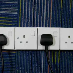 Zastanawiasz się, jakie gniazdka w Egipcie? Na zdjęciu widać brytyjskie gniazdka elektryczne, nie te używane w Egipcie.