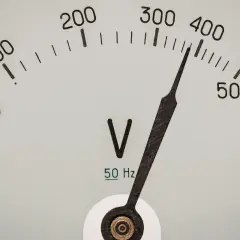 Wskaźnik woltomierza pokazuje ok. 400V, co jest napięciem bezpiecznym dla wielu urządzeń.