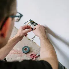 Czy elektryk może pracować sam? Kluczowe przepisy i ryzyka pracy samodzielnej