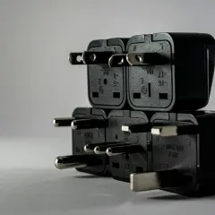 Stos wtyczek elektrycznych, symbolizujący brak jednej fazy w domu.