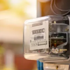 Stary licznik energii elektrycznej, gotowy do wymiany w ramach usługi Tauron.