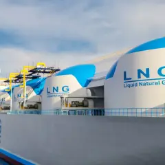 Ogromny statek przewożący LNG, symbolizujący zapasy gazu USA, płynie po spokojnym morzu pod błękitnym niebem.