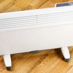 Jaki grzejnik elektryczny do pokoju 25m2? Biały, nowoczesny grzejnik na kółkach z cyfrowym wyświetlaczem, idealny do ogrzania większego pomieszczenia.