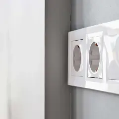 Nowoczesny biały panel z gniazdkami. Sprawdź, jaka jest montaż gniazdka cena.