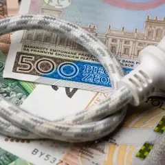 Kabel z wtyczką na polskich banknotach. Czy to symbol opłaty mocowej co to i ile kosztuje?