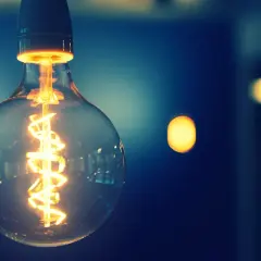 Żarówka z widocznym żarnikiem, symbolizująca energię i potencjalnie taryfę g11.