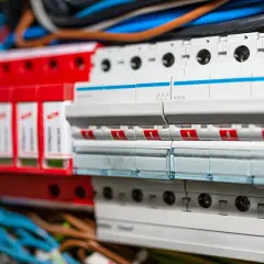 Jaka rozdzielnia elektryczna do domu – uniknij kosztownych błędów
