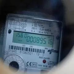 Cyfrowy licznik prądu PGE pokazuje 895.16 kWh. Odczyt jest prosty, wystarczy spojrzeć na ekran.