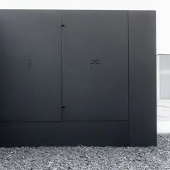Nowoczesna, czarna obudowa skrzynki elektrycznej z symbolami.