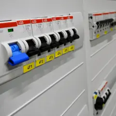 Co w rozdzielni elektrycznej? Kluczowe elementy i ich funkcje