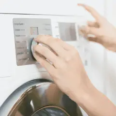 Ile prądu zużywa pralka na 1 pranie? Sprawdź, jak zaoszczędzić