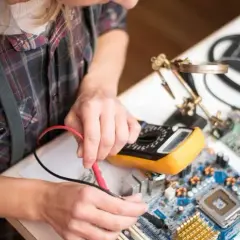 Jak podłączyć woltomierz cyfrowy bez błędów i zagrożeń elektrycznych