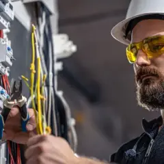 Ile zarabia elektryk na kopalni? Sprawdź, dlaczego warto pracować w tej branży.