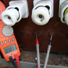 Kto ma klucz do skrzynki elektrycznej? Poznaj uprawnienia i zasady