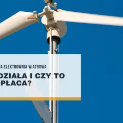 Biała turbina wiatrowa na tle błękitnego nieba. Tekst: "Przydomowa elektrownia wiatrowa. Jak działa i czy to się opłaca?".