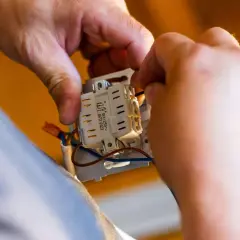 Ile bierze elektryk za domek? Poznaj ukryte koszty instalacji elektrycznej