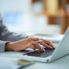 Ile prądu zużywa laptop na godzinę i jak obniżyć koszty energii?