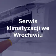 Ręka w białej rękawiczce naprawia klimatyzację.