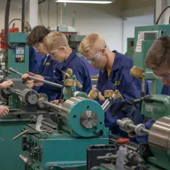 Co robi elektryk na praktykach? Poznaj obowiązki i wyzwania