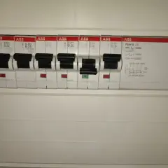 Rząd wyłączników automatycznych ABB, w tym zabezpieczenie przedlicznikowe, zapewnia bezpieczeństwo instalacji elektrycznej.