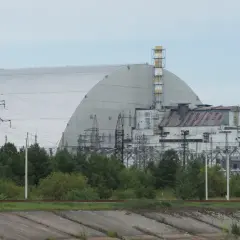 Nowy sarkofag nad Czarnobylską Elektrownią Atomową. Kiedy zniknie promieniowanie, natura powoli odzyskuje teren.
