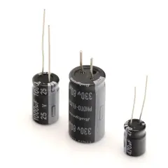 Różne rodzaje kondensatorów elektrolitycznych: 1000µF 25V, 330µF 80V i 470µF.