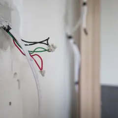 Jak położyć elektrykę w domu - uniknij najczęstszych błędów i kosztów