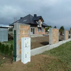 Jak ukryć skrzynkę elektryczną w ogrodzeniu – estetyczne i praktyczne rozwiązania