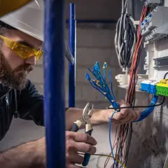 Jak zrobić uprawnienia elektryka: krok po kroku do certyfikacji