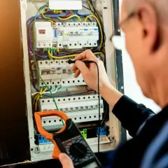 Ile kosztuje założenie skrzynki elektrycznej? Sprawdź ukryte koszty!