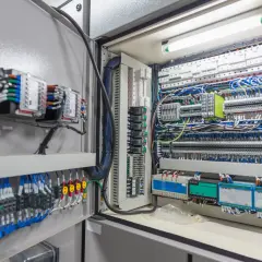 Jak zbudować rozdzielnię elektryczną bez błędów i zagrożeń bezpieczeństwa