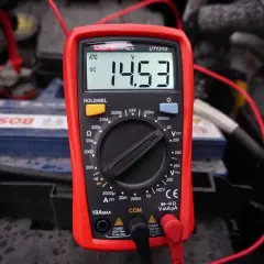 Multimetr pokazuje 14.53V, co jest kluczowe, jak sprawdzić regulator napięcia w samochodzie.
