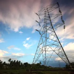 Wieża energetyczna na tle nieba z chmurami. Taryfa g13 zapewnia energię dla tej okolicy.