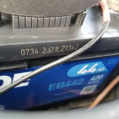 Na akumulatorze widoczny jest kod 0734 2J21LZ1342, który może oznaczać datę produkcji akumulatora.