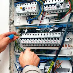 Jak podłączyć rozdzielnię elektryczną bez błędów i zagrożeń?