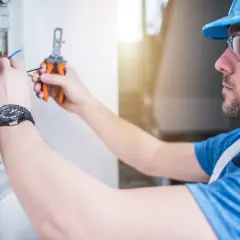 Ile zarabia elektryk samochodowy? Zaskakujące fakty o wynagrodzeniach
