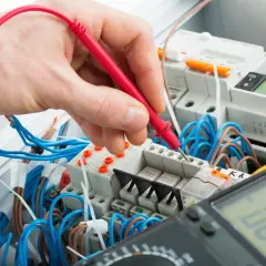 Ile kosztuje podłączenie rozdzielni elektrycznej? Sprawdź, co wpłynie na cenę