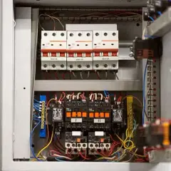 Jaką skrzynkę elektryczną do domu wybrać, by uniknąć problemów?
