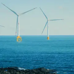 Wiatraki na morzu symbolizują potęgę Bałtyku i zieloną energię.