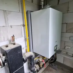 Piec Ferroli jak ustawić? Widok instalacji gazowej i wodnej przy kotle.
