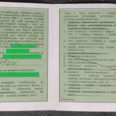 Dokument potwierdza uprawnienia SEP do 1kV, wydane po egzaminie, dla osoby wykonującej prace przy urządzeniach elektrycznych.