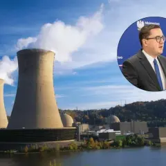 Wielka elektrownia jądrowa z chłodniami kominowymi i mężczyzna w garniturze przemawiający na tle logo Ministerstwa Energii. Energia jądrowa w Polsce.