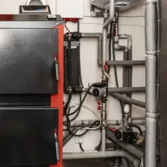 Kotłownia z piecem i instalacją hydrauliczną. Zobacz, jak zrobić nawiew do kotłowni, by zapewnić optymalne warunki pracy.