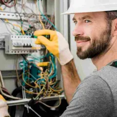 Ile zarabia elektryk w Niemczech? Zaskakujące różnice w pensjach